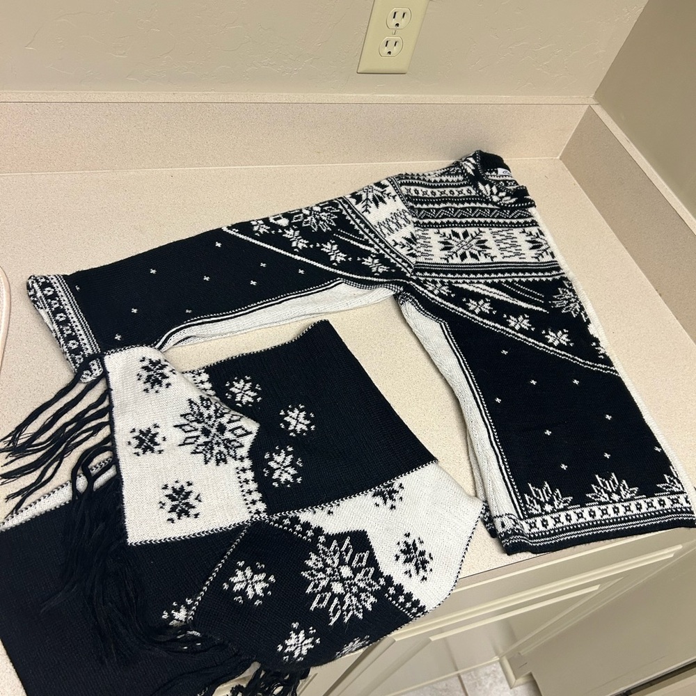 Black and White Snowflake Pattern Cardigan